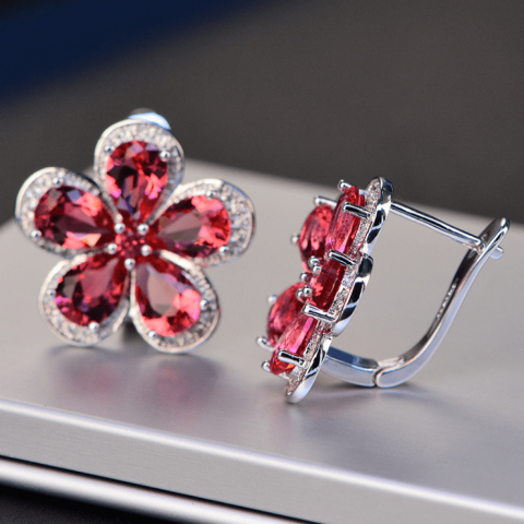 Red crystal flower set earrings and necklace are inlaid with rhinestones