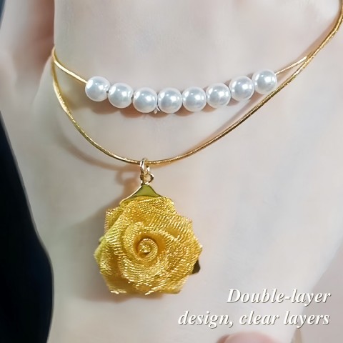 Light and luxurious rose necklace