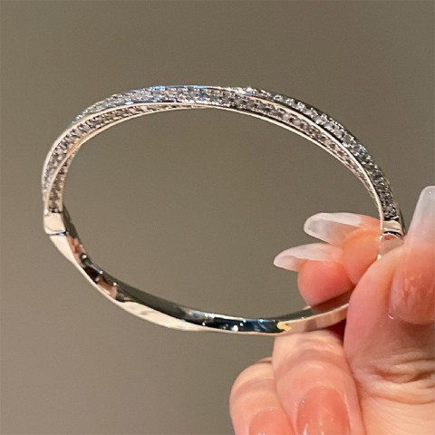 Moebius moissanite bracelet